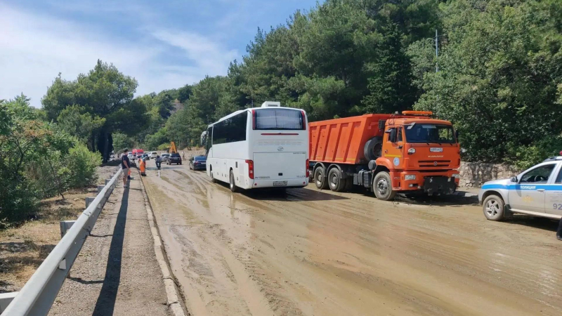 Движение по трассе Ялта - Севастополь, прерванное из-за схода селя, полностью восстановлено