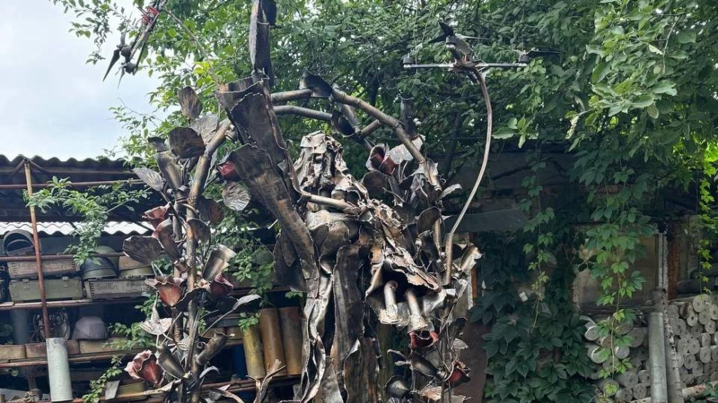 Кузнец из Донецка создал памятник из снарядов, посвященный трагедии в Старобельске