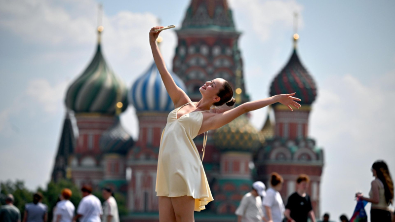 Девушка на Красной площади в Москве
