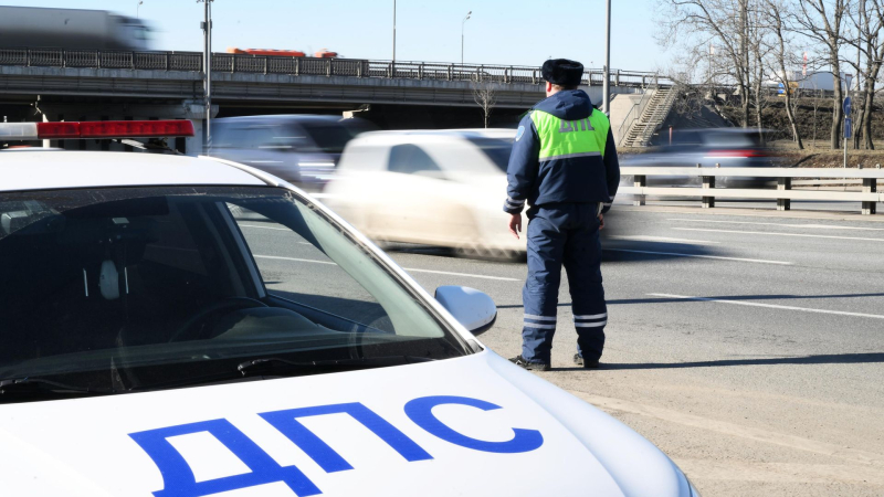 Сотрудник Госавтоинспекции останавливает автомобиль 