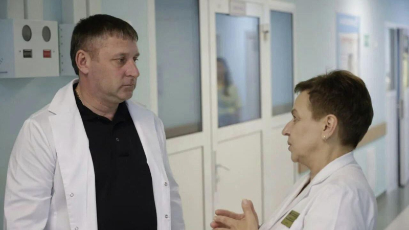 Врио губернатора Белгородской области Александр Шуваев общается с врачом больницы, в которой лечатся пострадавшие дети