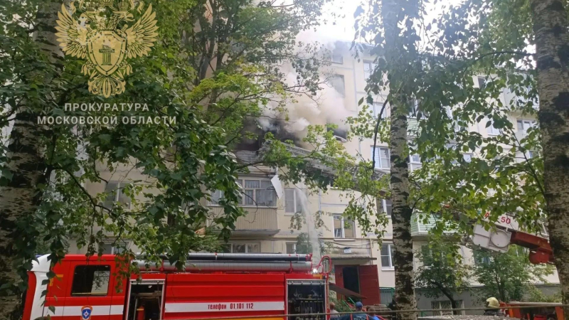 Дым на месте взрыва газа в многоквартирном жилом доме в Егорьевске