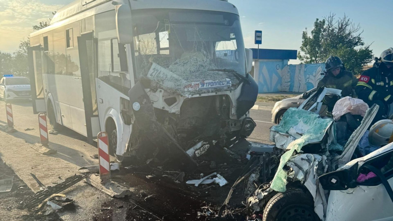 Последствия ДТП с участием рейсового автобуса Паз Вектор и автомобиля Lada Granta в Крыму
