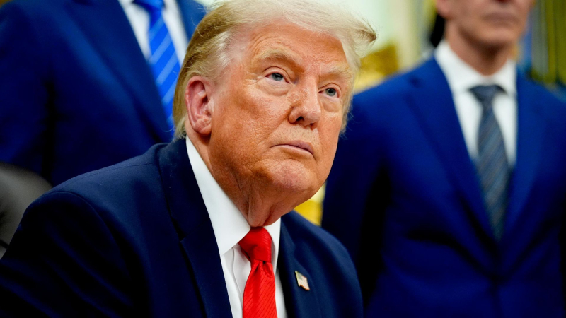Президент Дональд Трамп выступает в Овальном кабинете Белого дома