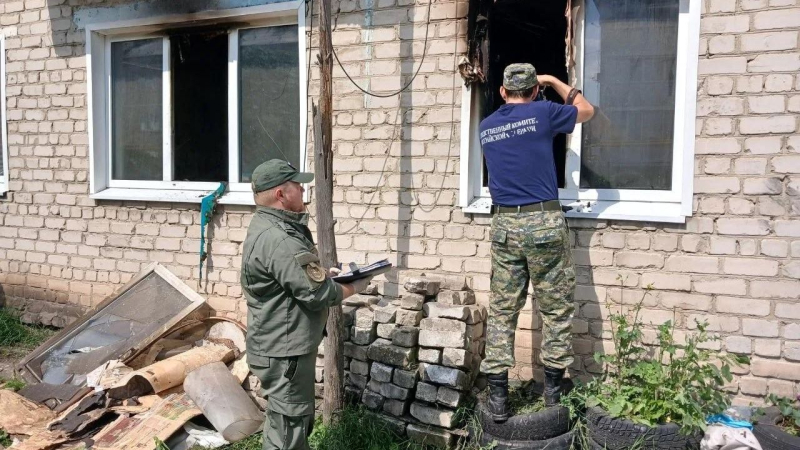 Работа СК РФ на месте пожара в квартире двухэтажного дома по улице Ленина в селе Большие Ключищи