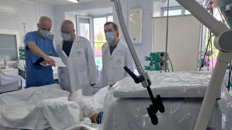 Губернатор Кировской области Александр Соколов посетил пострадавших во время атаки ВСУ работников завода в Кирове