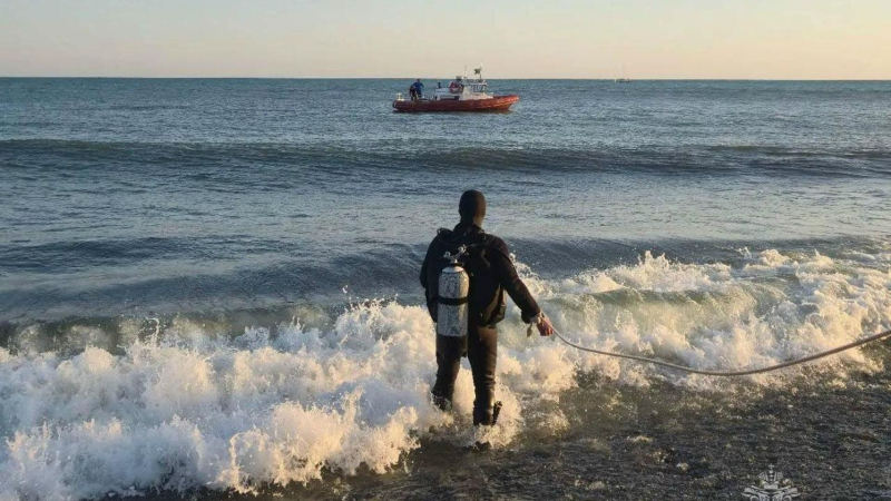 Сотрудники МЧС ведут поиск туриста, которого смыло течением горной реки в море в Сочи