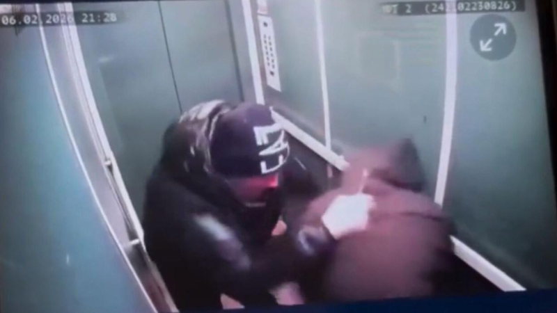 Кадр видео избиения инвалида в лифте в Барнауле
