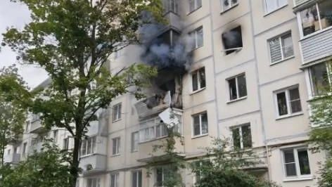 Сотрудники МЧС ликвидируют пожар после взрыва газа в жилом доме в Егорьевске Московской области