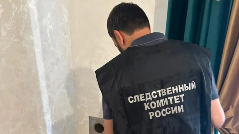 Работа СК РФ на месте происшествия, где трое малолетних детей погибли от отравления газом в доме в Махачкале