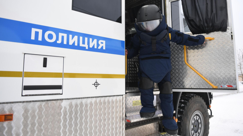 Сапер в защитном костюме