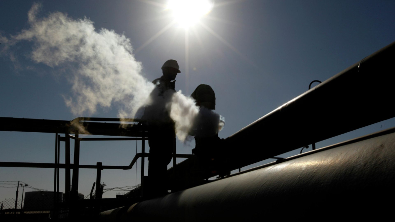 Работник на нефтеперерабатывающем заводе Брега, восточная Ливия