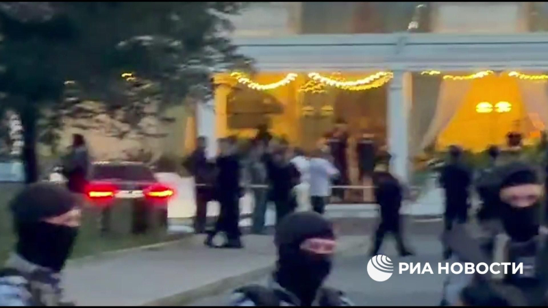 Оцепленное место входа в ресторан в Москве, где произошел взрыв 