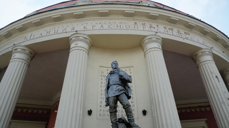 Скульптура Рабочий-дружинник у павильона станции Краснопресненская московского метро