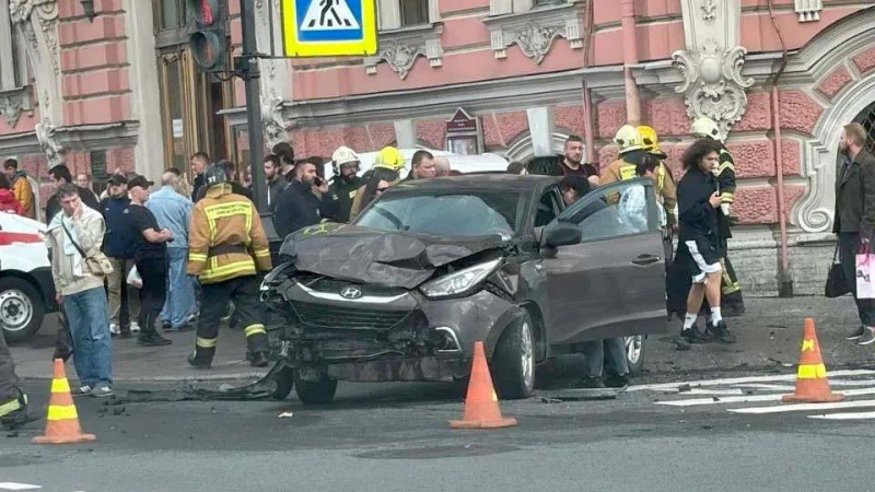 Последствия ДТП на Невском проспекте в Санкт-Петербурге