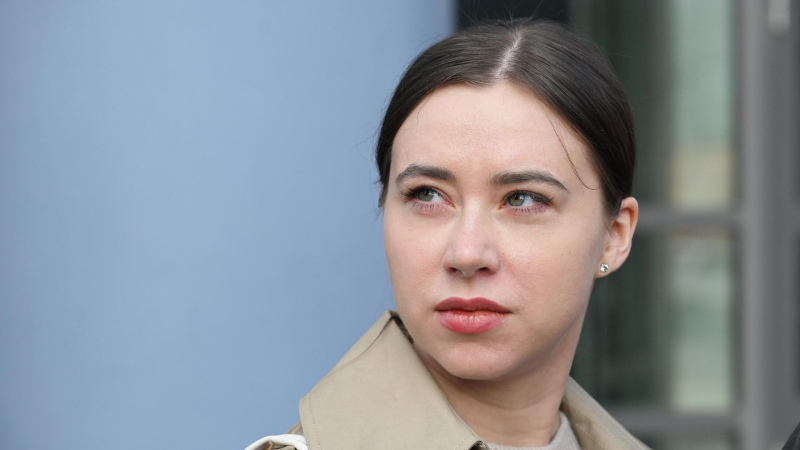 Блогер Александра Митрошина у здания суда
