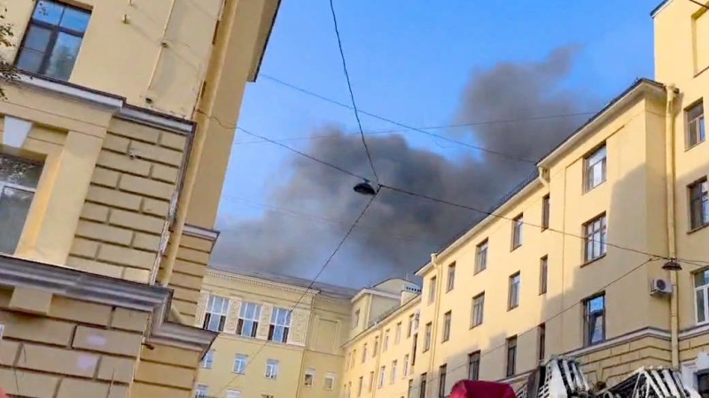 Тушение пожара по улице Комиссара Смирнова в Петербурге