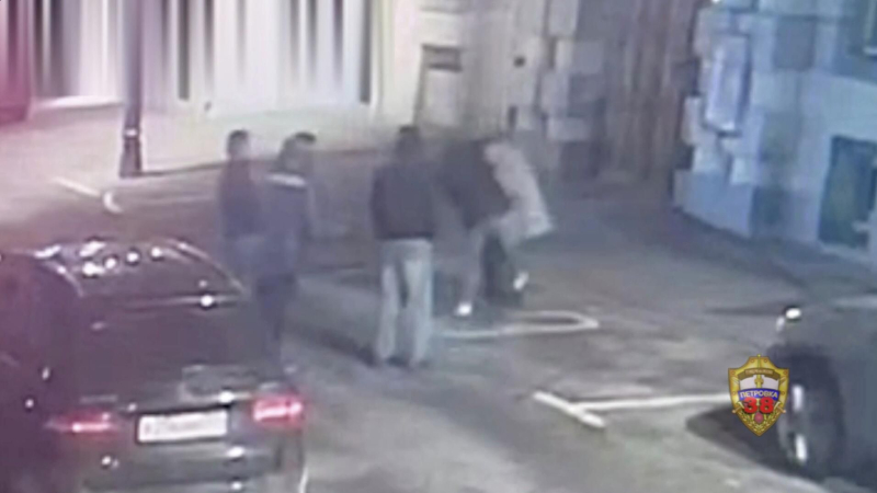 Мужчина несколько раз ударил ножом прохожего в ходе потасовки в центре Москвы