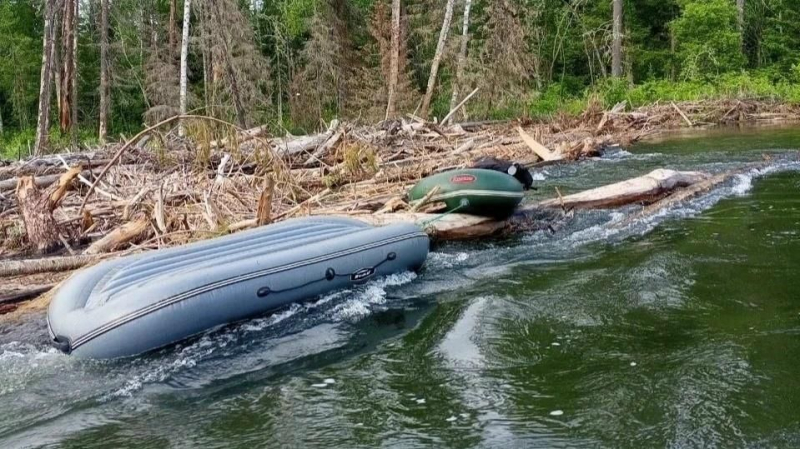 Перевернутые лодки на реке Агул в Красноярском крае