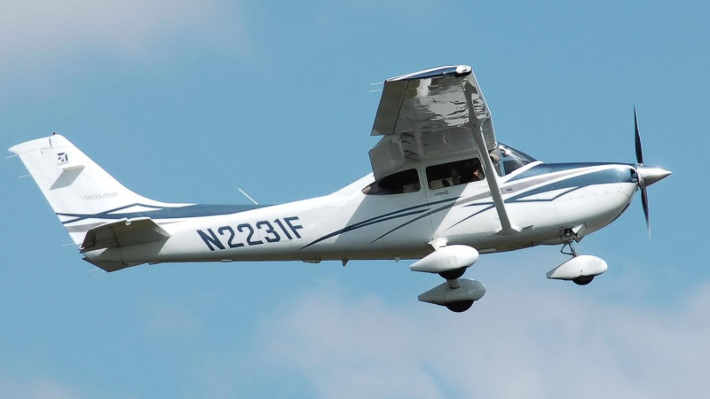 Самолет Cessna 182