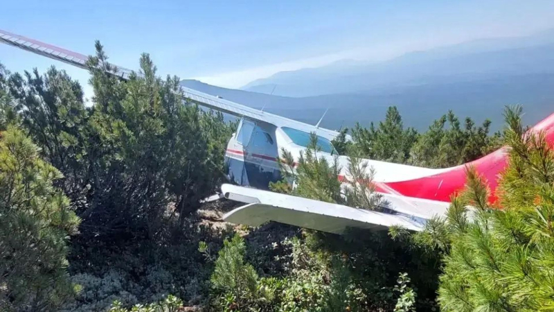 Место крушения легкомоторного самолета Cessna 182 в Бодайбинском районе