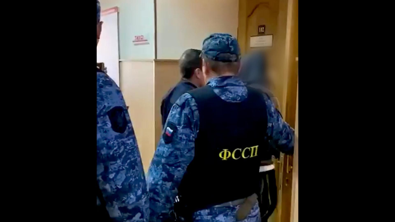 Девушка, напавшая с ножом на двух сестер, в здании суда