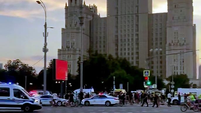 Автомобили экстренных служб в районе Кудринской площади, где произошел взрыв