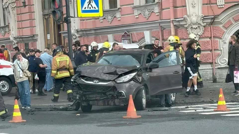 Последствия ДТП на Невском проспекте в Санкт-Петербурге
