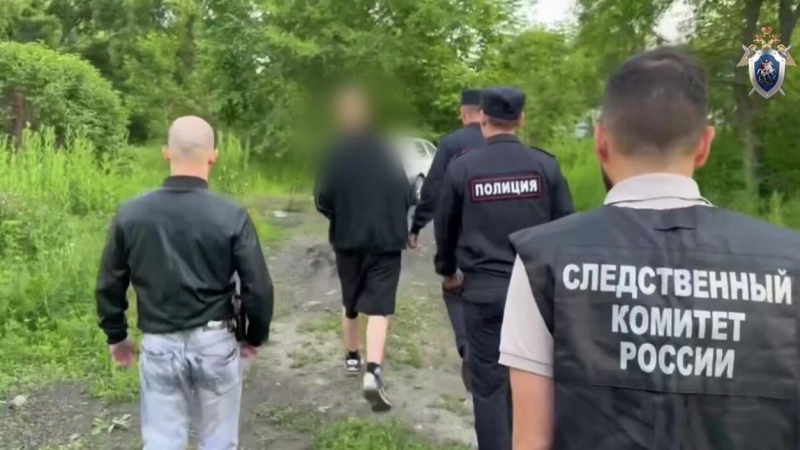 Сотрудники СК проводят следственный эксперимент с подростком, обвиняемым в убийстве девочки в Приморском крае
