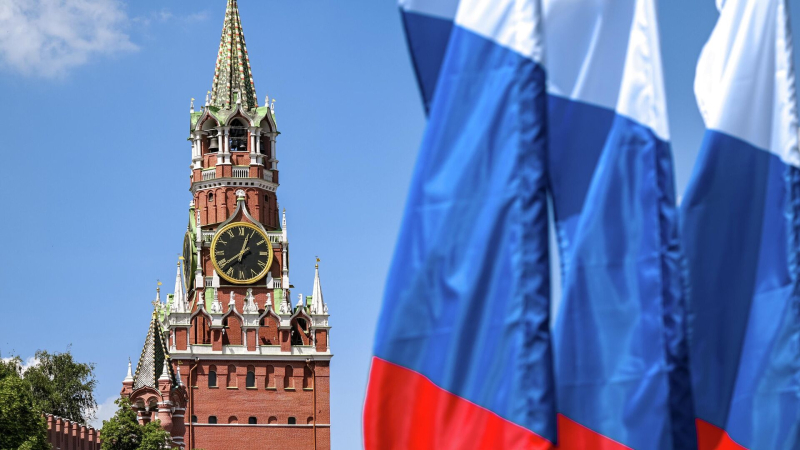 Флаги России на фоне Спасской башни