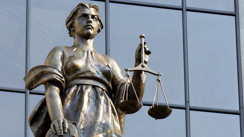Статуя богини правосудия Фемиды на фасаде здания Верховного суда РФ