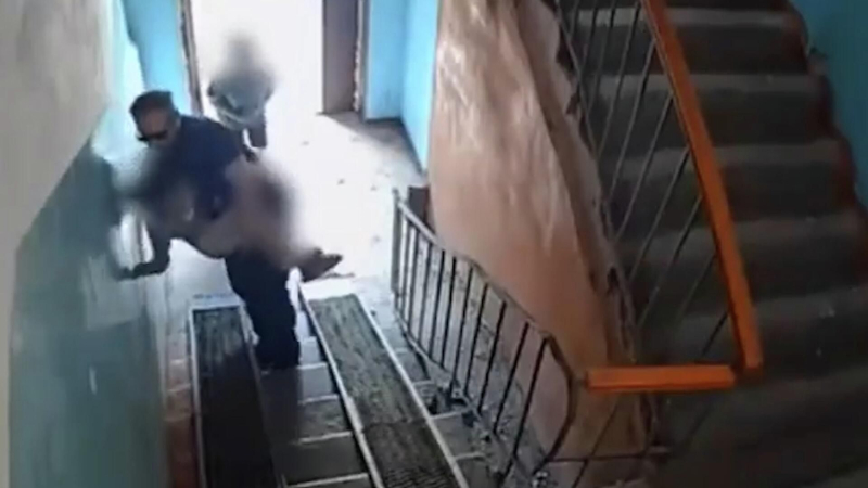 Мужчина затащил ребенка в подъезд в Тюмени. Видео с камеры наблюдения