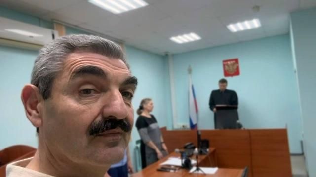 Актер Реальных пацанов Армен Бежанян в здании Осинского районного суда