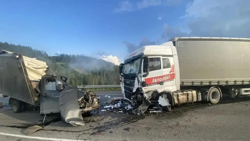 Последствия ДТП с участием легкового автомобиля, ГАЗели и грузовика в Красноярском крае