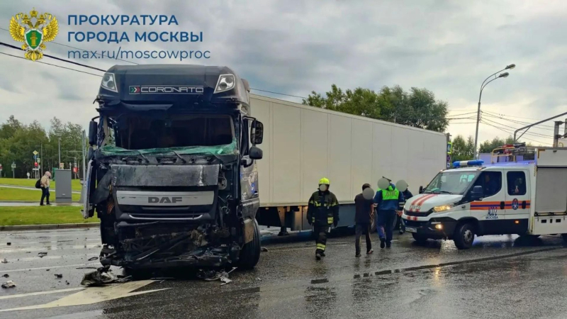 Последствия ДТП с участием грузовика и автобуса в Москве