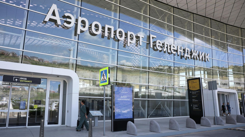 Вход в здание аэропорта Геленджика