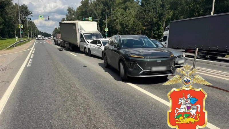 Последствия ДТП с участием шести автомобилей на Дмитровском шоссе в Московской области