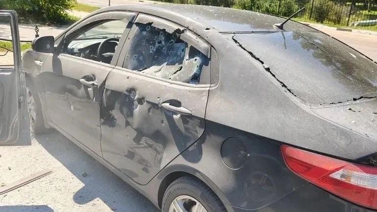 Последствия удара дрона ВСУ по автомобилю в селе Отрадное Белгородской области