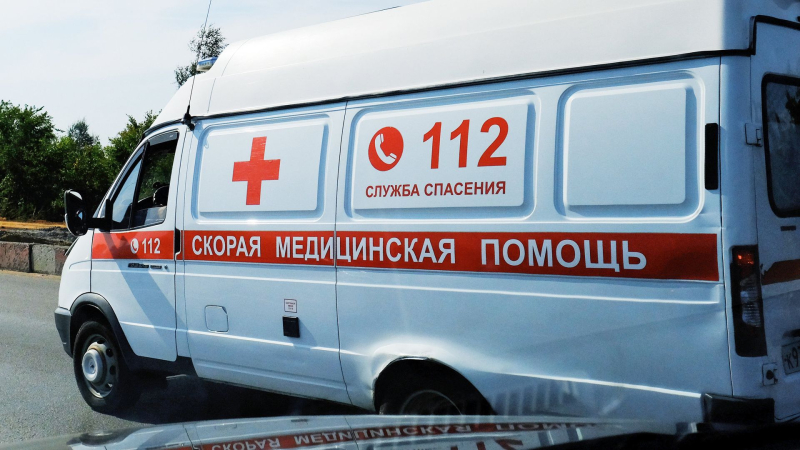 Автомобиль скорой медицинской помощи на дороге