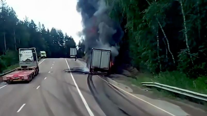 Горящий грузовик на федеральной трассе в Мухоршибирском районе Бурятии