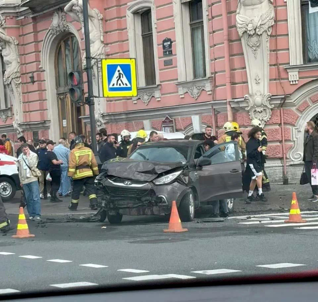 Последствия ДТП на Невском проспекте в Санкт-Петербурге