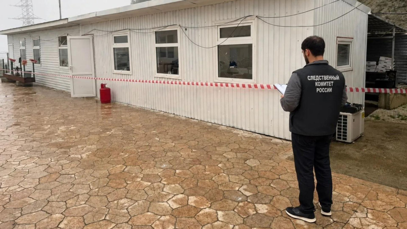 Сотрудник СК проводит следственные мероприятия на месте стрельбы в Буйнакске в Дагестане