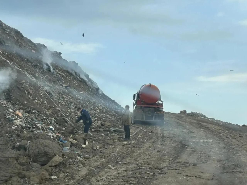 Тушение мусорного полигона в Энгельсе в Саратовской области