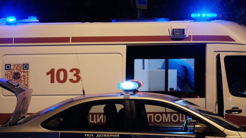 Автомобили полиции и скорой медицинской помощи