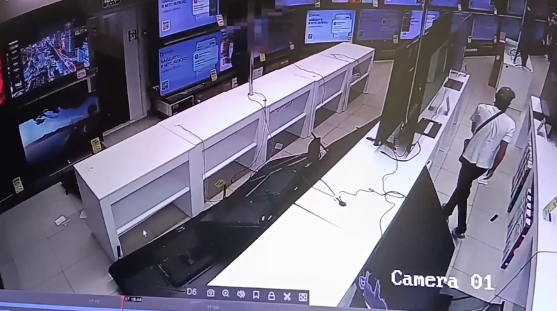Мужчина сбрасывает телевизоры в магазине на пол в Краснодаре
