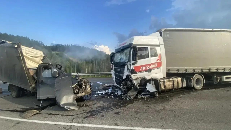 Последствия ДТП с участием легкового автомобиля, ГАЗели и грузовика в Красноярском крае