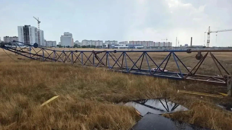 Башенный кран, упавший на стройплощадке жилого комплекса в Евпатории в Крыму