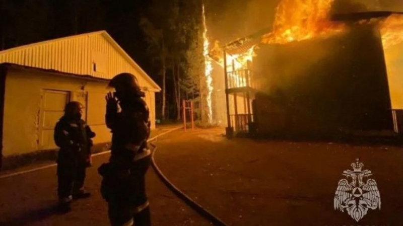 Пожар в спальном корпусе детского оздоровительного лагеря в Ленинградской области