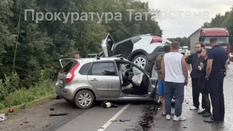 Последствия ДТПс участием трех автомобилей на автодороге Казань-Ульяновск