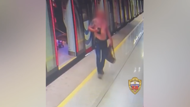 Мужчина без футболки, нарушивший общественный порядок в метро Москвы